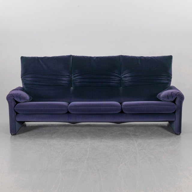 1990s Maralunga Sofa by Vico Magistretti for Cassina Blue Stripe 3-Seat Italian Vintage Sofa For Sale - Image 5 of 7