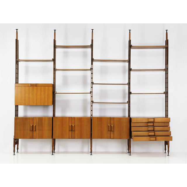Four-module configuration: 318 × 45 × HT 265 cm, adjustable height to 310 cm max This piece is designed in the style of...