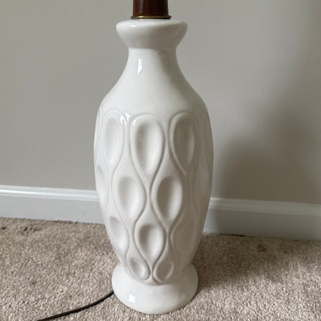 White 1960s Mid-Century Modern White Ceramic Table Lamp With Walnut Wood Neck and Lampshade For Sale - Image 8 of 12