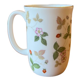 1960s Wedgwood Wild Strawberry Mug With Gold Trim, Bone China Mug Made in England For Sale