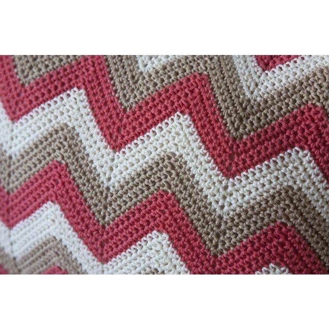 Contemporary Salmon Triangle Geométrica Cushion from Com Raiz For Sale - Image 3 of 5