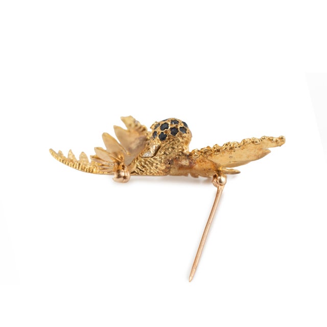 Vintage 18k Yellow Gold Sapphire Diamond Textured Wings Hummingbird Pin Brooch For Sale - Image 4 of 8