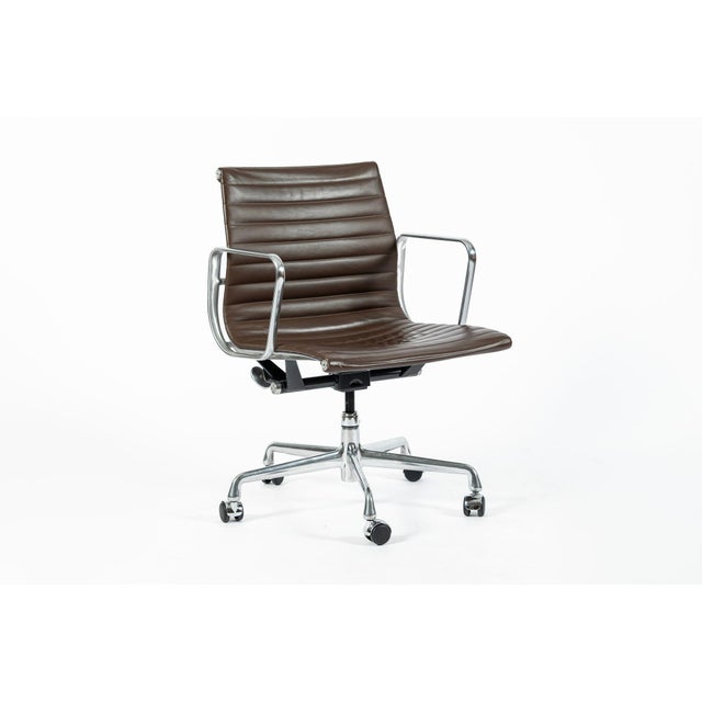 Set of 4 Eames Thin Pad Office Chairs for Herman Miller, Brown Leather Aluminum Group For Sale - Image 10 of 16