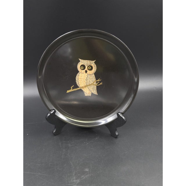 Mid-Century Couroc of Monterey California Hand-Inlaid Owl Round Black Serving Tray For Sale - Image 15 of 18