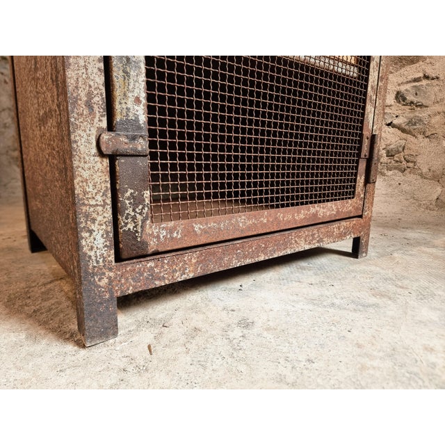 Industrial French Military Metal Storage Cabinet with Oak Top & Wooden Shelves for Ministère De Lair, 1956 For Sale - Image 17 of 18