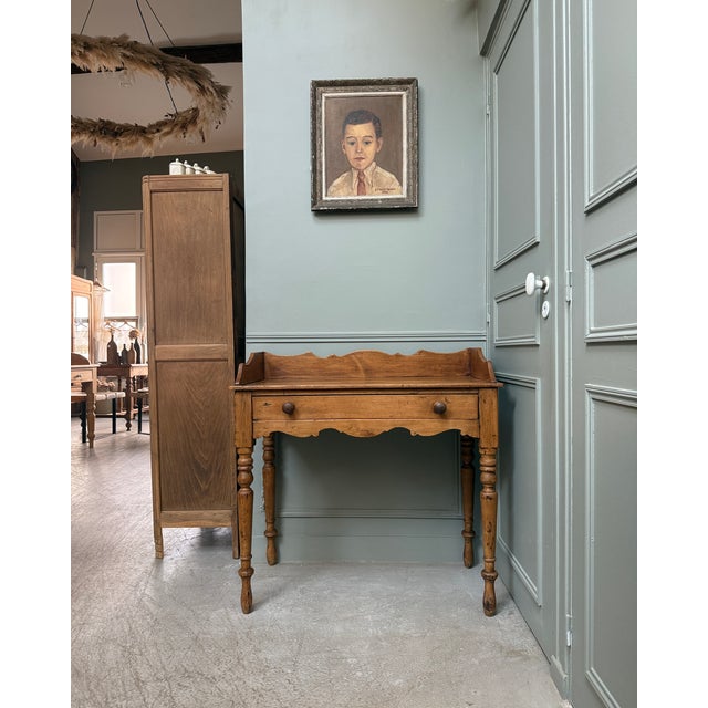 This antique english desk in solid pine captivates with its rustic elegance and country house charm. An authentic piece,...