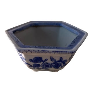 19th Century Chinese Porcelain Hexagonal Bowl For Sale