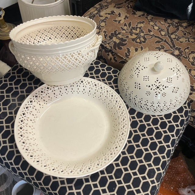 Early 20th Century Early 20th Century English Creamware Pierced Covered Bowl With Matching Underplate For Sale - Image 5 of 9