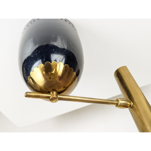 Mid-Century Modern Italian Adjustable Sconce in Black Aluminum and Brass, 1950s For Sale - Image 3 of 12