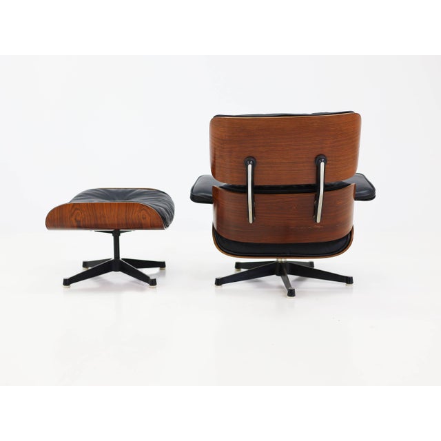 Herman Miller Set of Model 670 Lounge Chair and Ottoman in Rosewood and Black Leather by Charles & Ray Eames for Herman Miller, USA, 1956 For Sale - Image 4 of 17