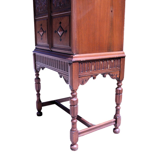 1930s 1920s Berkey & Gay Jacobean Revival Carved Walnut Lift-Top Bar Cabinet For Sale - Image 5 of 11