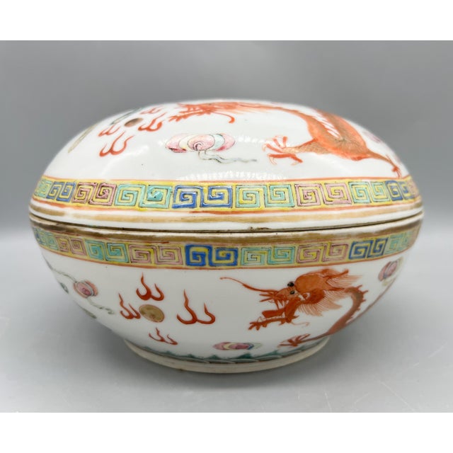 Antique Chinese Guangxu Period Famille Rose Dragon & Phoenix Porcelain Covered Box, 1875–1908 – Chinoiserie / Asian Traditional For Sale - Image 15 of 18