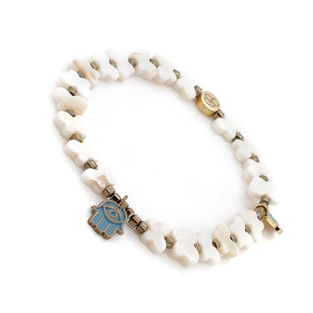 The Hamsa Hand Butterfly Beaded Pearl Anklet is a harmonious fusion of symbolism, elegance, and natural beauty. This...