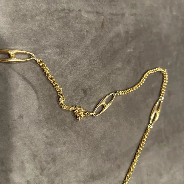 1980s Red Leather and Brass Chain Italian Shoulder Bag For Sale - Image 4 of 12