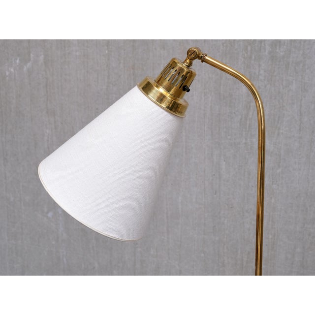 Brown Brass and Elm Model 547 Floor Lamp by Hans Bergström for Ateljé Lyktan, Sweden, 1940s For Sale - Image 8 of 11