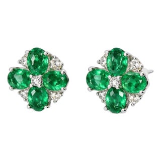 Late 20th Century Pair of 14K White Gold Emerald Diamond Flower Stud Earrings Estate Floral For Sale