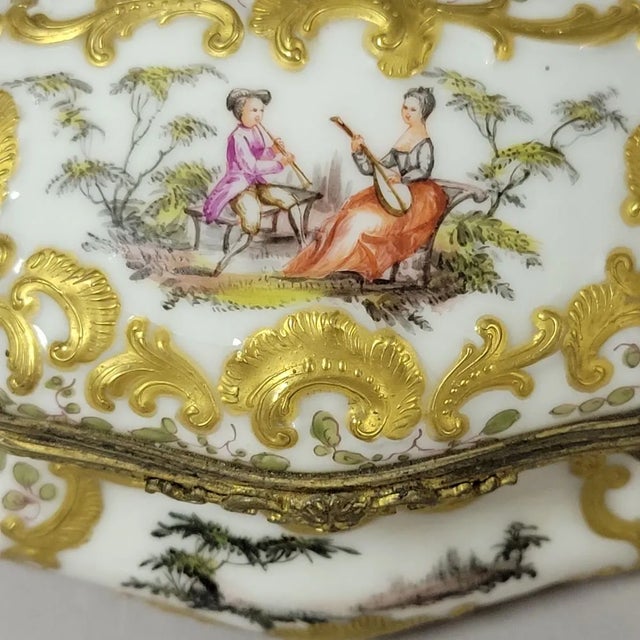 Paris Porcelain Trinket Snuff Box With Gold Gilt by M E Claus For Sale - Image 9 of 10