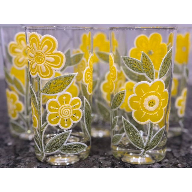 Offering a stunning set of five Culver Ltd glasses, featuring the charming "Petite Fleur" pattern. This embossed design...