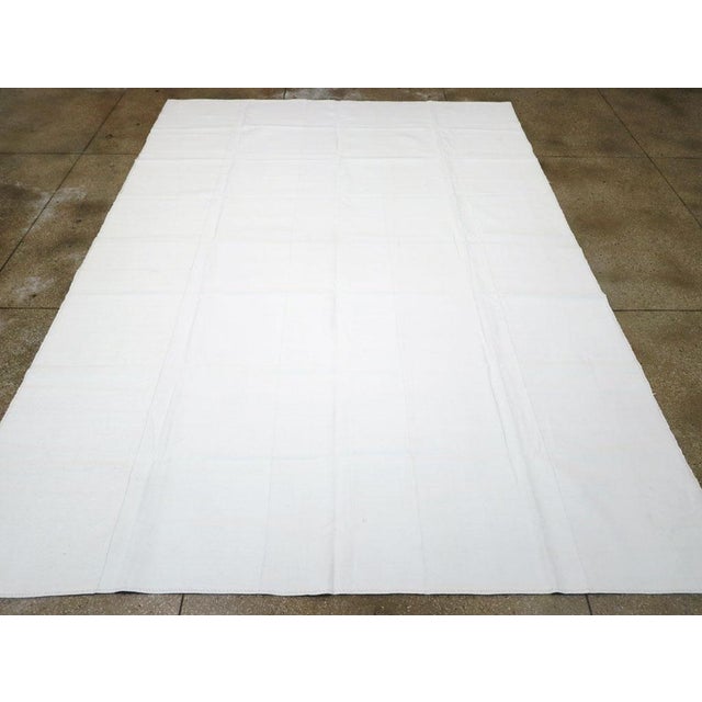 Galerie Shabab Collection Mid-20th Century Handmade Turkish Flatweave Kilim Room Size Carpet For Sale - Image 4 of 8