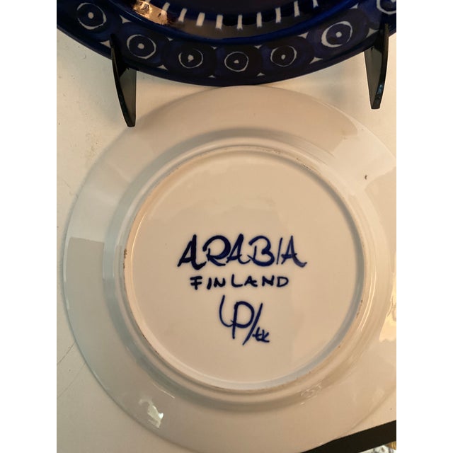 Contemporary Pair of Mid 20th Century Arabia Valencia Cobalt Plates For Sale - Image 3 of 3