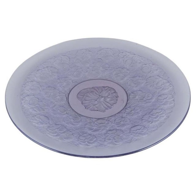 René Lalique style. Colossal bowl designed with flower motifs in purple art glass. Mouth-blown. 1930s/40s. In perfect...