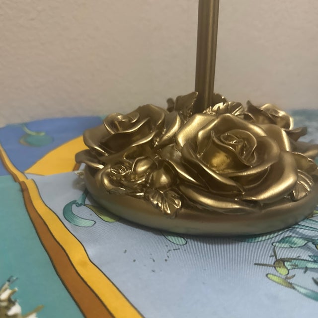 1970s Mid 20th Century Italian Hollywood Regency Cast Brass Countertop Guest Towel Stand With Sculptural Rose Base For Sale - Image 5 of 7
