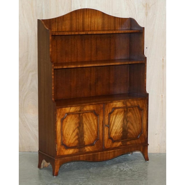 We are delighted to offer for sale this absolutely stunning pair of circa 1950 Flamed Mahogany dwarf open Library...