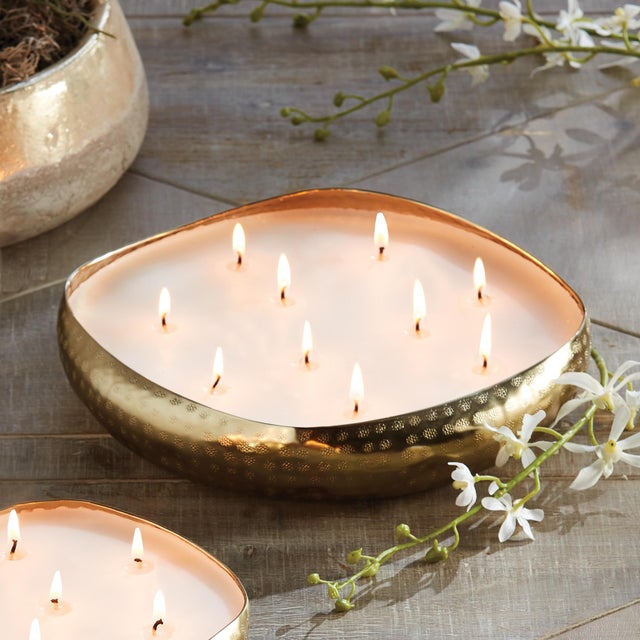 Soothing. Warm. Comforting. Serene. This is Cashmere. With a burn time of up to 13 hours, the flames in this organicGold...