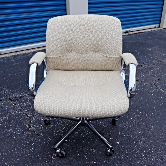Postmodern Vintage 1988 Steelcase 454 311 Postmodern Executive Swivel Chair Bouclé Oatmeal For Sale - Image 3 of 13
