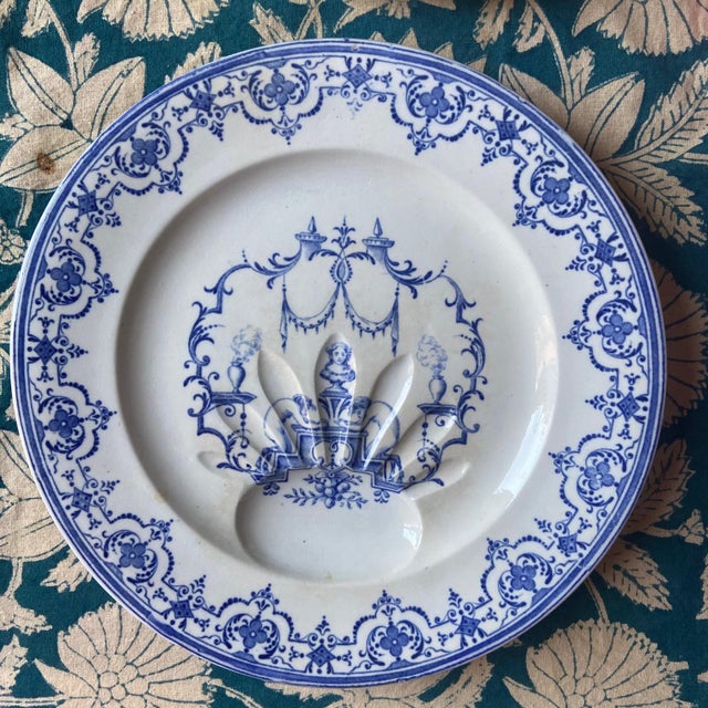 Extremely rare Jules Vieillard & Cie (JVC) majolica asparagus plate. Circa 1890. Plate has some yellow marks / stains. No...