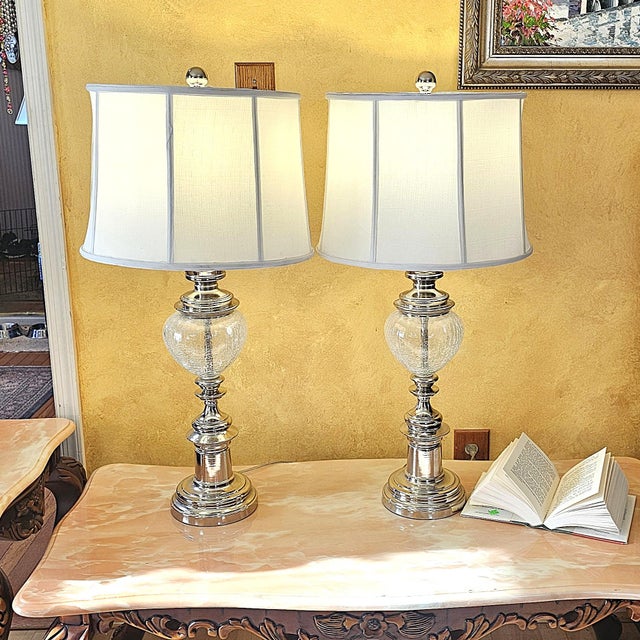 Hollywood Regency Pair of Tall Chrome Crackle Glass Table Lamps – Vintage Hollywood Regency Glam 3-Way Lighting For Sale - Image 3 of 18