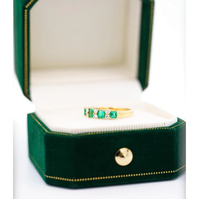 1 Carat Tw Square Natural Emerald and Diamond 5-Stone Band Ring in 14k Gold Size 6.5 For Sale - Image 9 of 9