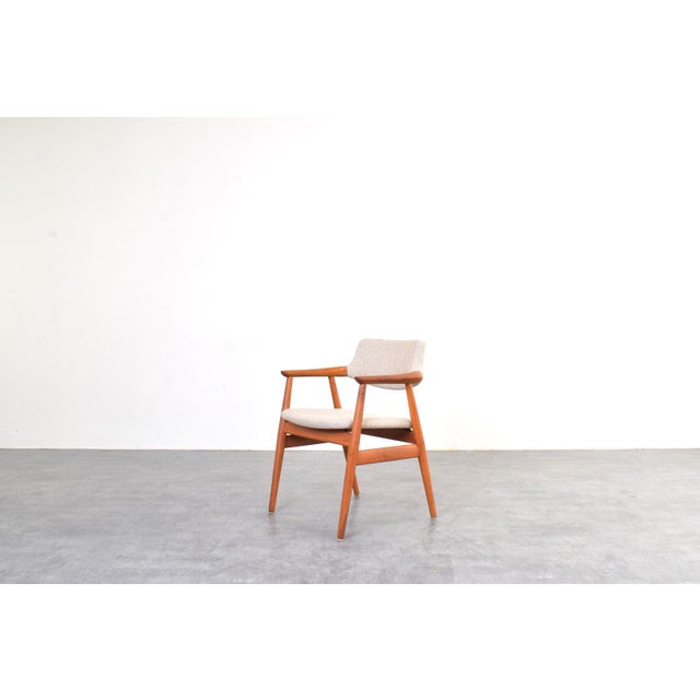 A chair designed by Svend Åge Eriksen and manufactured by Glostrup Møbelfabrik in the 1960s represents the principles of...