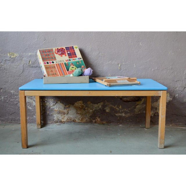 In love with the touching atmosphere of the schools of formerly, we have a great tenderness for the old furniture which...