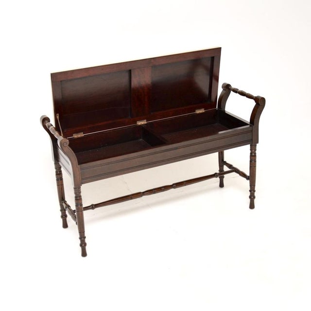 A beautiful and very well made antique Victorian duet piano stool. This was made in England, it dates from the 1890-1900...