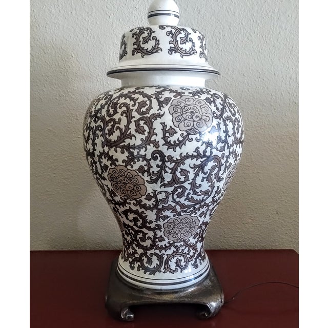 Beautiful, traditional brown and white ginger jar table lamp. Approx 23" to top of socket. Wired and in working condition....