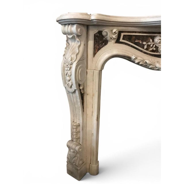 1930s Italian Neoclassical Marble Fireplace with Lion Head Motif, 1930 For Sale - Image 5 of 7