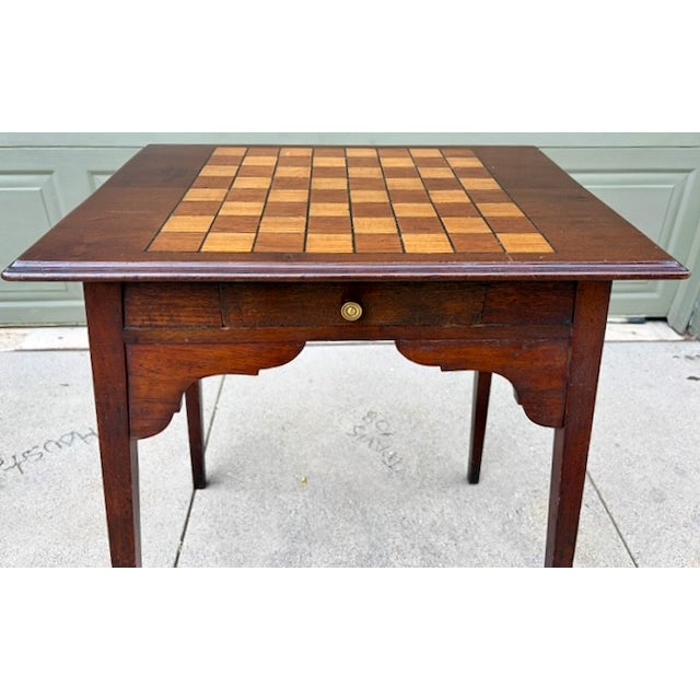 Federal or Hepplewhite style chess table, made of mahogany or walnut, while the chessboard inlay is likely a combination...