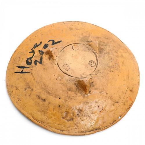 Henrik Have: “Katost”, 2002. Circular dish of ceramic, partially glazed with polychrome glaze. Signed. Unik. H. 8. Diam. 55.