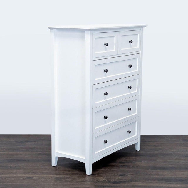This Modus dresser features a clean white finish and five spacious drawers, perfect for organizing clothes and essentials....