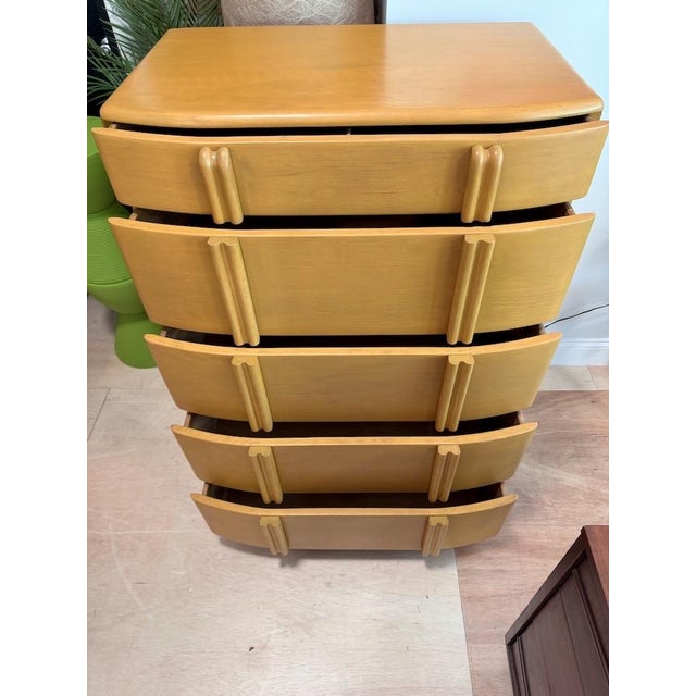 Tan Vintage Heywood Wakefield “Airflow” Highboy Dresser 1930s For Sale - Image 8 of 9