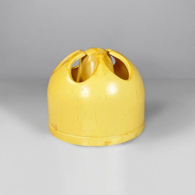 Italian Space Age Pistil Shape Light Yellow Plastic Umbrella Stand, 1970s For Sale - Image 15 of 17