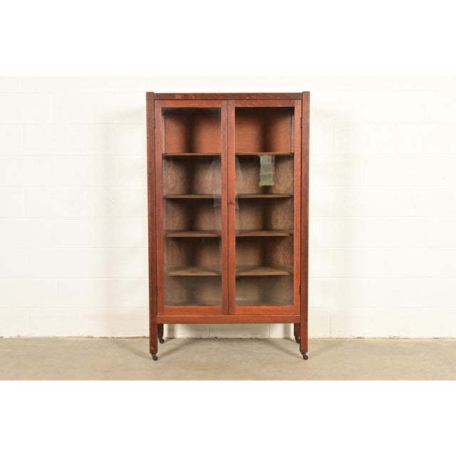 A beautiful antique Mission or Arts & Crafts period two-door bookcase or display cabinet In the manner of Stickley...