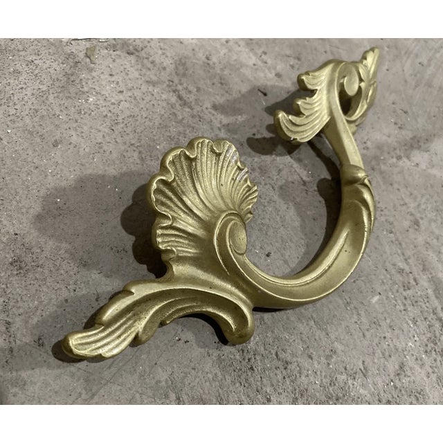 Good condition please check pictures for measuraments comes with screws This decorative handle features a classic French...