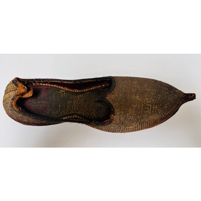 Indian Antique Mughal-Style Gold Embroidered Leather Slipper India Punjab Region 1900 For Sale - Image 3 of 10