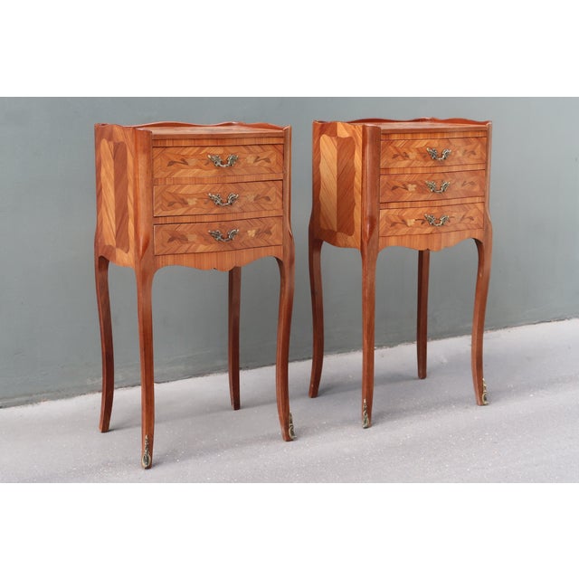 Wood 1950s Pair of Restored French Louis XV Style Rosewood Inlaid Side Tables Nightstands For Sale - Image 7 of 12