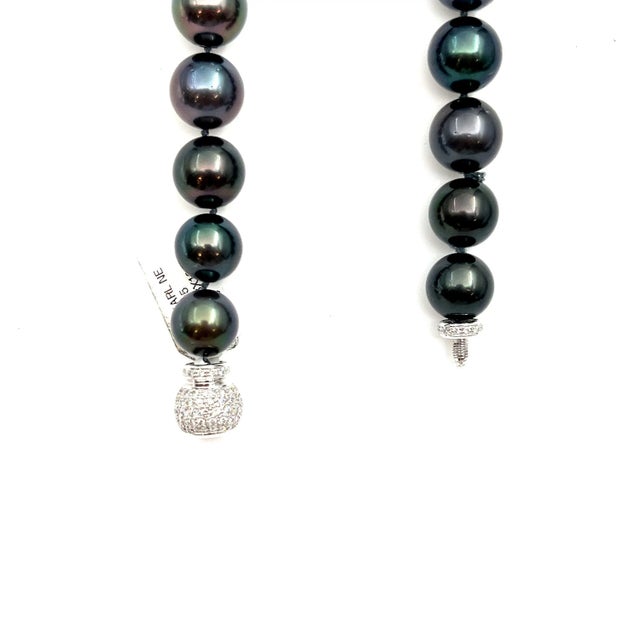 Modern 2.25 Ct Diamond Clasp & Natural Black Tahitian Pearl Necklace For Sale - Image 3 of 4