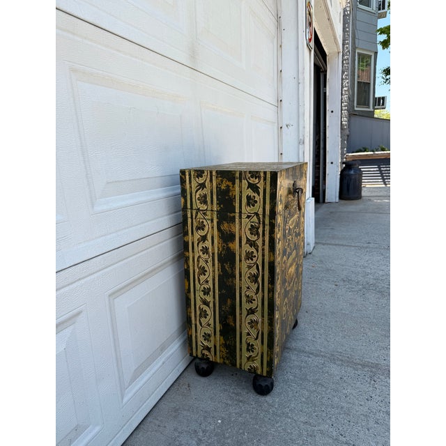Late 20th Century Neoclassical Style Black and Gilt Decorated Urn Motif Storage Chest For Sale In New York - Image 6 of 12