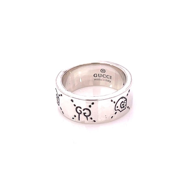 1990s Gucci Estate Engraved Ring Size 8 Sterling Silver 8.5 mm Height For Sale In New York - Image 6 of 10