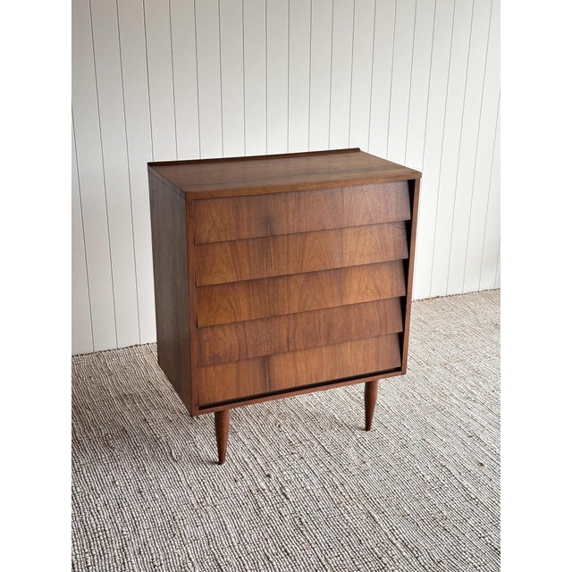 Vintage Mid Century Modern Walnut Chest of Drawers For Sale - Image 4 of 17